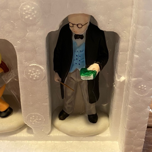 Dept 56 Heritage Village Collection. “Nicholas Nickleby”, set of 4, #5929–3. - Picture 6 of 8